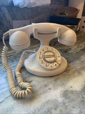 VINTAGE white Microtel Model 966 desk telephone, featuring a charming retro cir